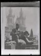 Fotografie, rudoarmějec s harmonikou sedí na voze na Staroměstském náměstí v Praze