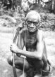 Starý muž sedící v dřepu s lukem a šípy, Bambuti