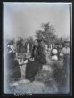 Ženy na hřbitově sedící na hrobech
