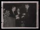 Fotografie, odevzdání tzv. Karlovy ceny rakouskému spolkovému kancléři J. Raabovi