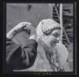 Detail hlavy - upevňování závoje mladé ženy stříbrnými zdobnými jehlicemi 1
