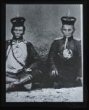 Fotografie, dva sedící asijští vojáci