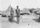 Dva muži stojící na prostranství ve vesnici, kmen Bari