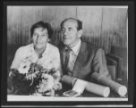 Fotografie, olympionik Emil Zátopek s manželkou Danou Zátopkovou po převzetí vyznamenání
