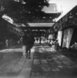 Ulice před branou chrámu Kinzin-zan v Tokiu