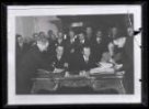 Fotografie, Klement Gottwald za přítomnosti dalších nejvyšších představitelů při slavnostním podpisu dokumentů