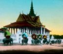 Královští sloni před Stříbrnou pagodou