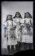 Tři děvčata ve svátečních krojích