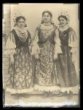 Tři dívky v tradičních slavnostních krojích