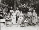 Dvě misionářky Basilejské misie se svými žačkami v lese