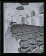 Fotografie – Prázdný koncertní sál s klavírem, sovětskou a československou vlajkou na pódiu