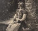 Starší žena od Sudoměřic v kožíšku s liščí pelerínou