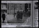 Fotografie, prezident T. G. Masaryk s dcerou Alicí odcházejí z volební místnosti