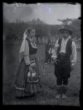 Žena a mladík v tradičních krojích z Posáví u Bělehradu.