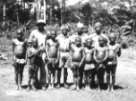 Muži kmene Bambuti s personálem Machulkovy výpravy