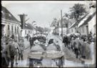 Turneři a legionáři doprovázejí 20. června 1928 automobil prezidenta Masaryka