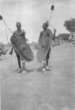 Dva muži se štíty a oštěpy při pohřební slavnosti ve Wau, Šilukové