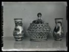 Dva džbány a cukřenka; lovecký motiv, kohout, zhotoveno lid. umělcem F. Kostkou ze Stupavy