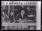 Fotografie, František Chvalkovský při podpisu arbitrážního rozhodnutí o maďarsko-slovenské hranici.