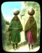 Dvě ženy v pokrývkách s kulovitými nádobami na hlavách