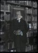 TGM v knihovně na Hradě. V pozadí portrét Boženy Němcové