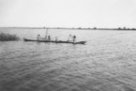 Dlabaný člun se čtyřmi muži na řece, Nuerové