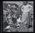 Jihoslovanské ženy, prodávající textilní zboží (i staré krojové součásti) na výročním trhu
