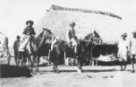 B.Machulka a pomocník lovecké výpravy na koních