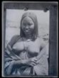 Africká dívka s tradičním účesem, šperky a oděvem