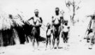 Dvě ženy s dětmi před pletenou chýší, kmen Bari