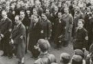 Shromáždění propuštěných nacistů v Jeseníku r. 1938 (čb. reprofoto)