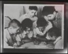 Fotografie, skupina dětí u stolu