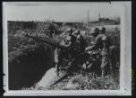 Fotografie, skupina československých vojáků v příkopu při obsluze děla