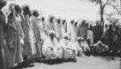 Skupina mužů v bílých galábijích a turbanech, kmen Hamayd, společenství Baggara