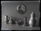 Dekor. talíř lovecký, dvě čutory, svícen, košík, džbán; zhotoveno F. Kostkou ze Stupavy