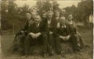 Skupinová fotografie rodiny Alfonse Šťastného s přáteli