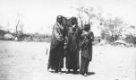 Tři slavnostně oblečené dívky, kmen Hamayd, společenství Baggara