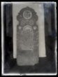 Kamenný malovaný náhrobek, zvaný „stlp“