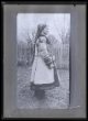 Snímek ženy na zahradě v koženém kabátě