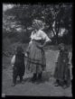 Žena a dvě děti při slavnosti “selska slava” před svým domem v Mirjevu.