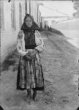 Klincy – mladá žena v haleně s vyšívanými rukávy