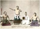 Tři zápasníci sumó a jejich sudí