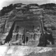 Velký skalní chrám v Abú Simbel a schody vedoucí k Nilu