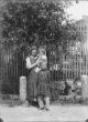Klincy – žena s dětmi před zahradou