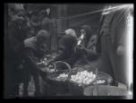 Scéna z hlavní piazzy v Bělehradě: prodavačky vajec, nabízené zboží v koších před nimi.