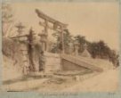 Kyklopská zeď s bránou torii (pravděpodobně zeď u chrámu Hókódži)