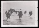 Vojáci ve vodě po vylodění, fotografie.