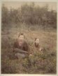 Dvě dívky v záhonu chryzantém