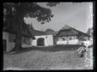 „Kašpérkovic“ chalupa a rychtářovic (se stromem), dům šumavského typu, srubová konstrukce, sedlová střecha zkosená polovalbou