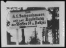Fotografie, směrová cedule ze Sachsenhausenu